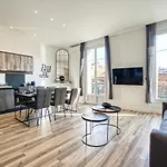 Superbe 3 Pieces Refait A Neuf Classe 4 Etoiles Avec Ascenseur Et Balcon A Pied De La Et Du Palais Des Festivals * Cannes