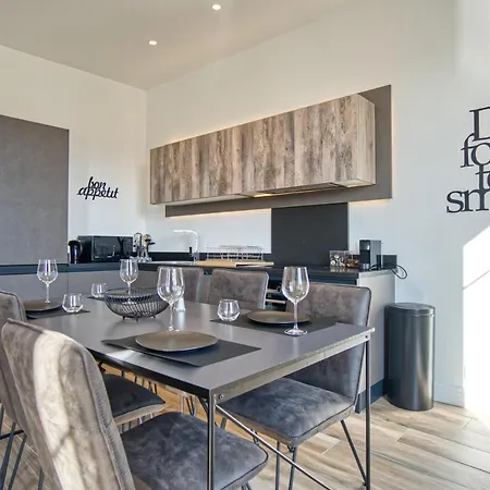 Superbe 3 Pieces Refait A Neuf Classe 4 Etoiles Avec Ascenseur Et Balcon A Pied De La Et Du Palais Des Festivals Apartman
