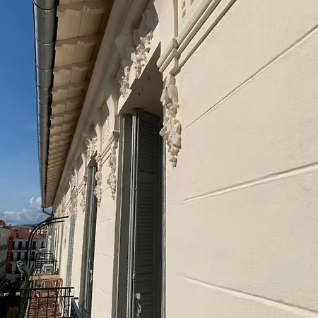 Superbe 3 Pieces Refait A Neuf Classe 4 Etoiles Avec Ascenseur Et Balcon A Pied De La Et Du Palais Des Festivals Cannes