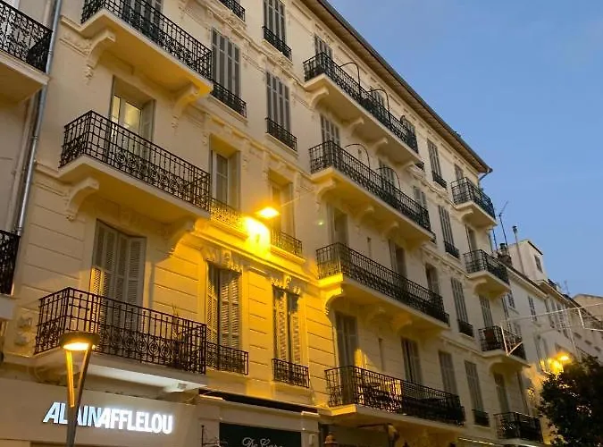 Superbe 3 Pièces Refait à Neuf Classé 4 étoiles Avec Ascenseur Et Balcon à Pied De La Et Du Palais Des Festivals