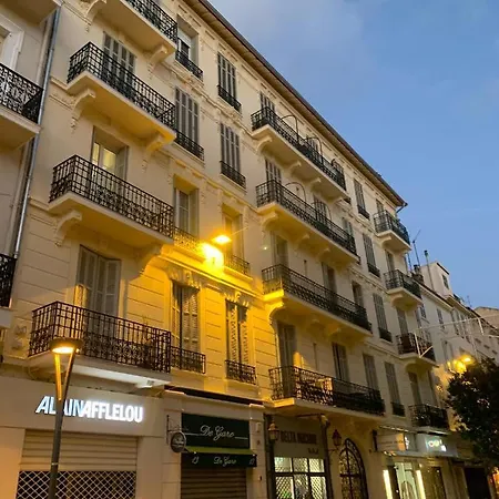 Superbe 3 Pieces Refait A Neuf Classe 4 Etoiles Avec Ascenseur Et Balcon A Pied De La Et Du Palais Des Festivals