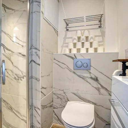 Lägenhet Superbe 3 Pieces Refait A Neuf Classe 4 Etoiles Avec Ascenseur Et Balcon A Pied De La Et Du Palais Des Festivals Cannes