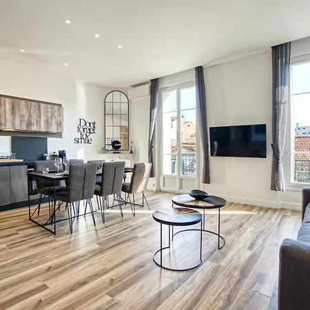 Superbe 3 Pieces Refait A Neuf Classe 4 Etoiles Avec Ascenseur Et Balcon A Pied De La Et Du Palais Des Festivals * Cannes