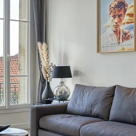 Superbe 3 Pieces Refait A Neuf Classe 4 Etoiles Avec Ascenseur Et Balcon A Pied De La Et Du Palais Des Festivals * Канны
