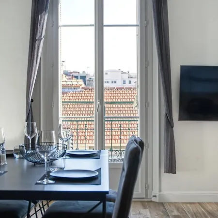Superbe 3 Pieces Refait A Neuf Classe 4 Etoiles Avec Ascenseur Et Balcon A Pied De La Et Du Palais Des Festivals * Канны