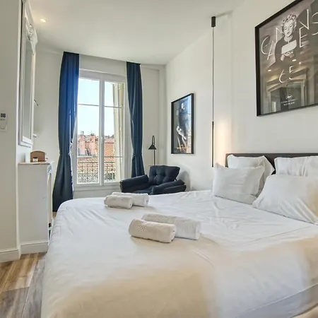 Superbe 3 Pieces Refait A Neuf Classe 4 Etoiles Avec Ascenseur Et Balcon A Pied De La Et Du Palais Des Festivals *